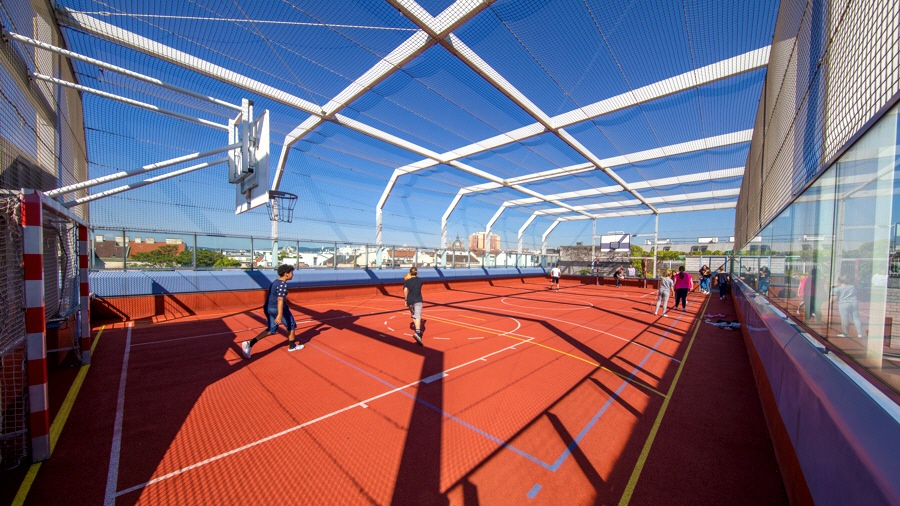Sportplatz am Dach